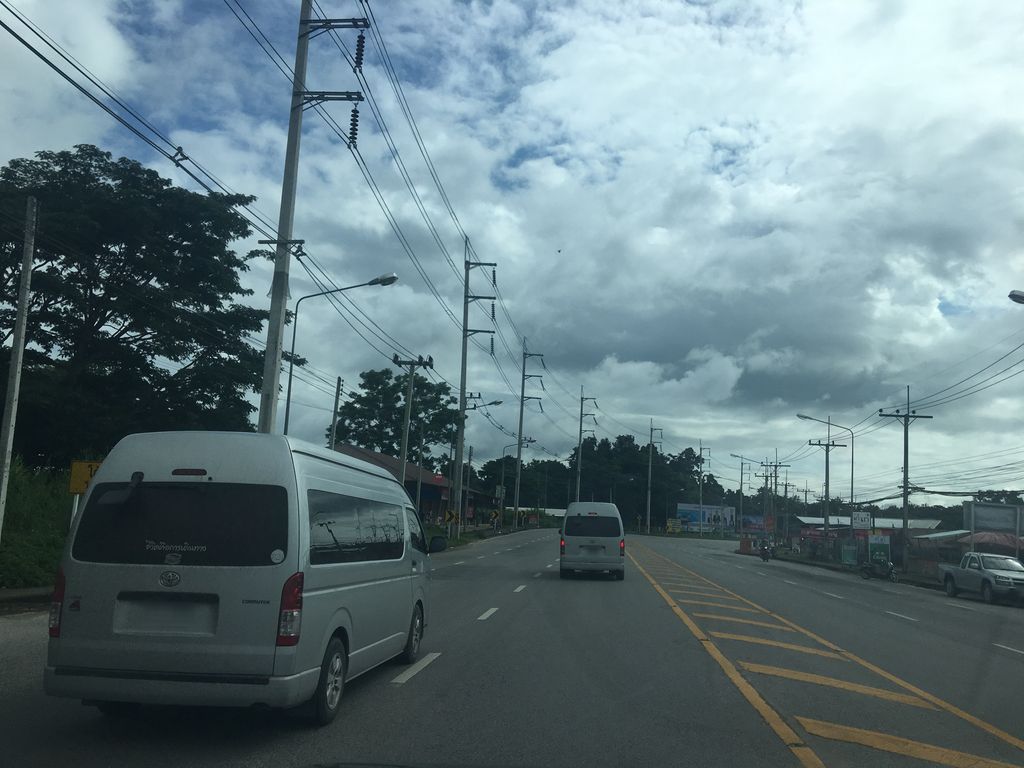 ภาพถนนตรงที่ Freedom Worship Church ตั้งอยู่ ถ่ายโดย wapriz พ.ศ. 2561 (2018) · A street-level view of where Freedom Worship Church stands, by wapriz in 2561 (2018)
