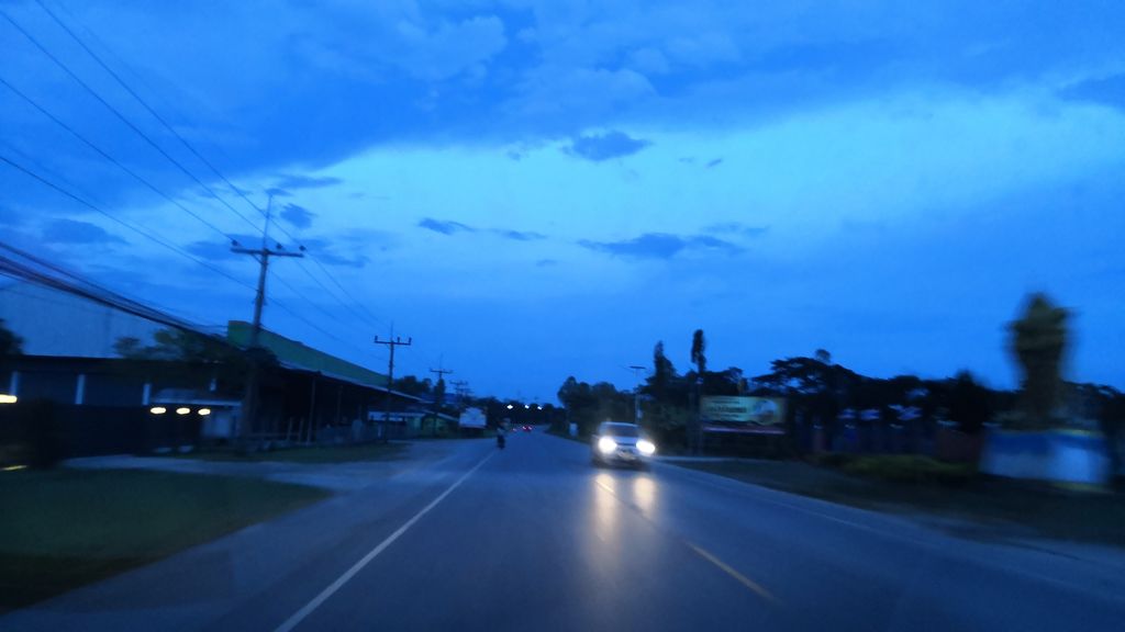 ภาพถนนตรงที่ เจริญทรัพย์ คอนกรีต ตั้งอยู่ ถ่ายโดย charlesano พ.ศ. 2561 (2018) · A street-level view of where เจริญทรัพย์ คอนกรีต · Charoen Sap Concrete stands, by charlesano in 2561 (2018)