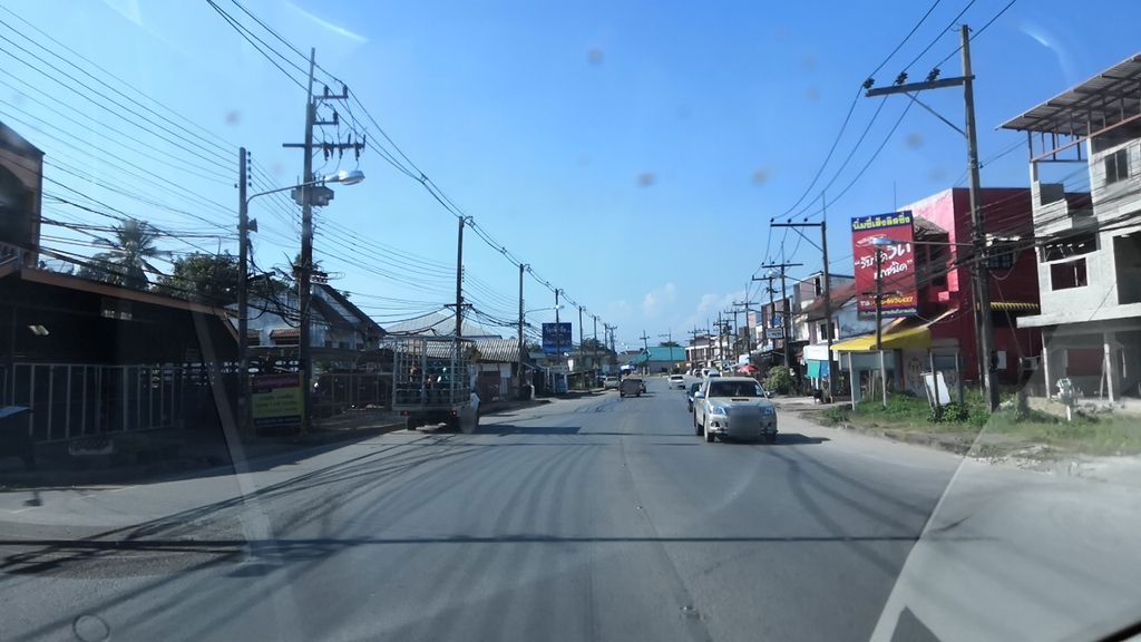 ภาพถนนตรงที่ โจ๊กน้องแอน ตั้งอยู่ ถ่ายโดย charlesano พ.ศ. 2561 (2018) · A street-level view of where โจ๊กน้องแอน · Choknongaen stands, by charlesano in 2561 (2018)