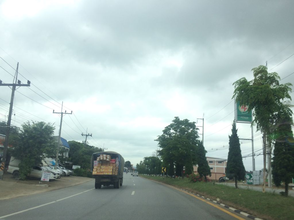 ภาพถนนตรงที่ 888 คาราโอเกะ ตั้งอยู่ ถ่ายโดย prasert พ.ศ. 2559 (2016) · A street-level view of where 888 คาราโอเกะ · 888 Kharaoke stands, by prasert in 2559 (2016)