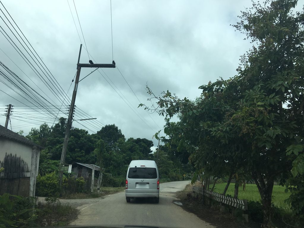 ภาพถนนตรงที่ บ้านกาแฟสุวรา ตั้งอยู่ ถ่ายโดย wapriz พ.ศ. 2561 (2018) · A street-level view of where บ้านกาแฟสุวรา · Ban Kafae Su Wara stands, by wapriz in 2561 (2018)