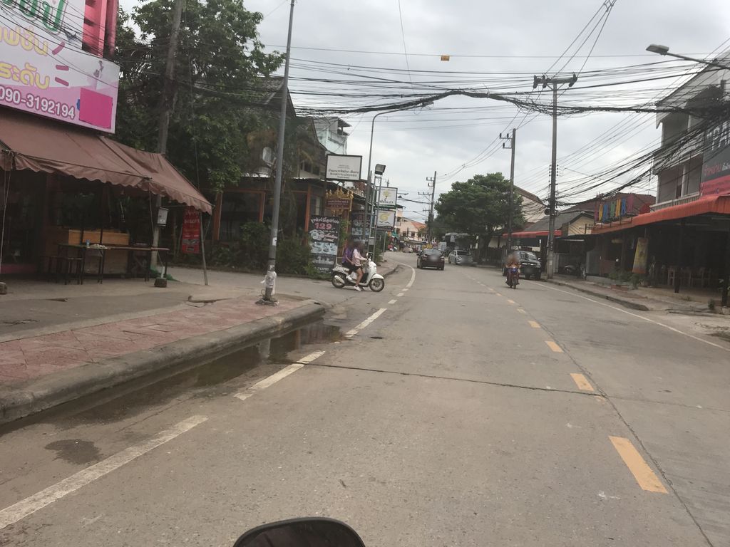 ภาพถนนตรงที่ ร้านชาพะยอม สันโค้งน้อย ตั้งอยู่ ถ่ายโดย kiw พ.ศ. 2561 (2018) · A street-level view of where ร้านชาพะยอม สันโค้งน้อย · Ran Chaphayom San Khong Noi stands, by kiw in 2561 (2018)
