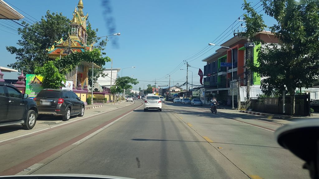 ภาพถนนตรงที่ หล่อเหลา บาร์เบอร์ ร้านตัดผมชาย ตั้งอยู่ ถ่ายโดย igorzo พ.ศ. 2562 (2019) · A street-level view of where หล่อเหลา บาร์เบอร์ ร้านตัดผมชาย · Lolao Barber Ran Tatphom Chai stands, by igorzo in 2562 (2019)