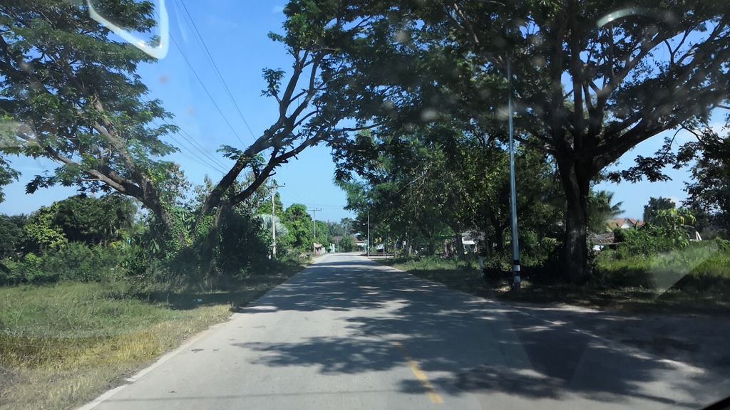ภาพถนนตรงที่ ลานทอง หนองหลวง ตั้งอยู่ ถ่ายโดย charlesano พ.ศ. 2561 (2018) · A street-level view of where ลานทอง หนองหลวง · Lan Thong Nong Luang stands, by charlesano in 2561 (2018)