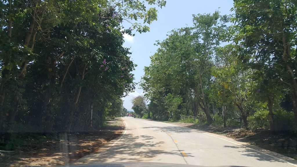 ภาพถนนตรงที่ ครัวณฐพร ตั้งอยู่ ถ่ายโดย jrcarlsen พ.ศ. 2560 (2017) · A street-level view of where ครัวณฐพร · Khruanthaphon stands, by jrcarlsen in 2560 (2017)