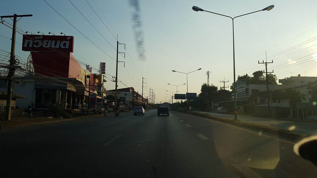 ภาพถนนตรงที่ ตำแซ่บ ยกนิ้ว ตั้งอยู่ ถ่ายโดย igorzo พ.ศ. 2562 (2019) · A street-level view of where ตำแซ่บ ยกนิ้ว · Tamsaep Yoknio stands, by igorzo in 2562 (2019)