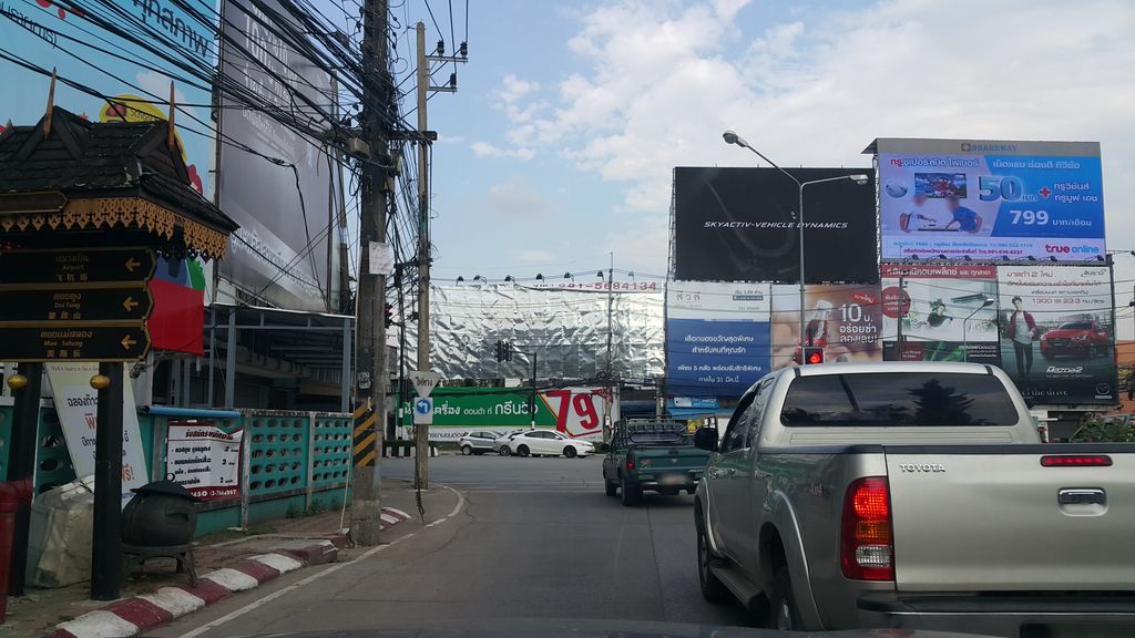 ภาพถนนตรงที่ The Great Start Café ตั้งอยู่ ถ่ายโดย jrcarlsen พ.ศ. 2560 (2017) · A street-level view of where The Great Start Café stands, by jrcarlsen in 2560 (2017)