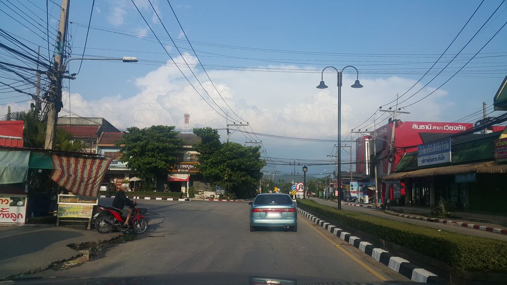ภาพถนนตรงที่ เซเว่น เวียงชัย ตั้งอยู่ ถ่ายโดย jrcarlsen พ.ศ. 2560 (2017) · A street-level view of where เซเว่น เวียงชัย · Seven Wiang Chai stands, by jrcarlsen in 2560 (2017)