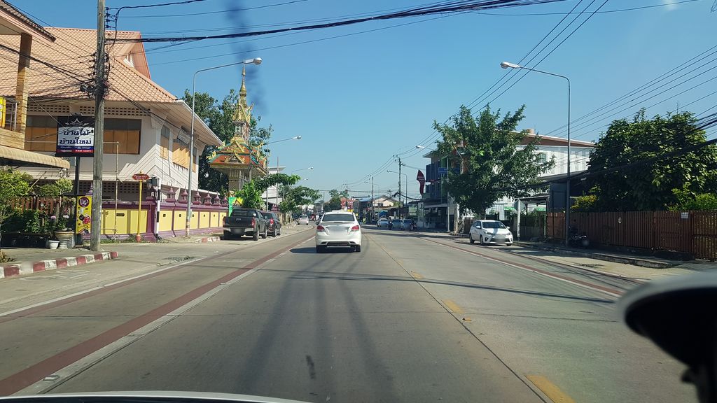 ภาพถนนตรงที่ ก๋วยเตี๋ยวเรือป้าขาว ตั้งอยู่ ถ่ายโดย igorzo พ.ศ. 2562 (2019) · A street-level view of where ก๋วยเตี๋ยวเรือป้าขาว · Kuai Tiaoruea Pakhao stands, by igorzo in 2562 (2019)