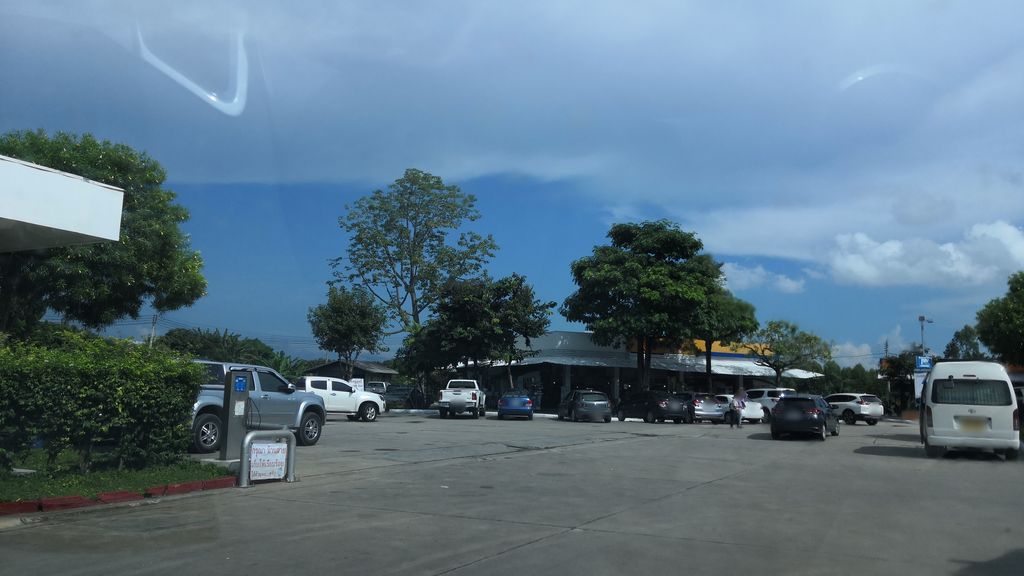 ภาพถนนตรงที่ Lovelandfarm ตั้งอยู่ ถ่ายโดย charlesano พ.ศ. 2561 (2018) · A street-level view of where Lovelandfarm stands, by charlesano in 2561 (2018)