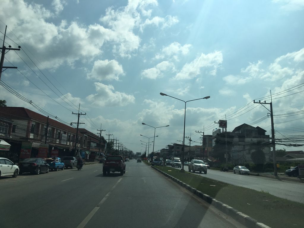 ภาพถนนตรงที่ โรงรับจำนำ กวงเฮงล้ง บ้านดู่ ตั้งอยู่ ถ่ายโดย wapriz พ.ศ. 2561 (2018) · A street-level view of where โรงรับจำนำ กวงเฮงล้ง บ้านดู่ · Rongrapchamnam Kwonghenglong Ban Du stands, by wapriz in 2561 (2018)