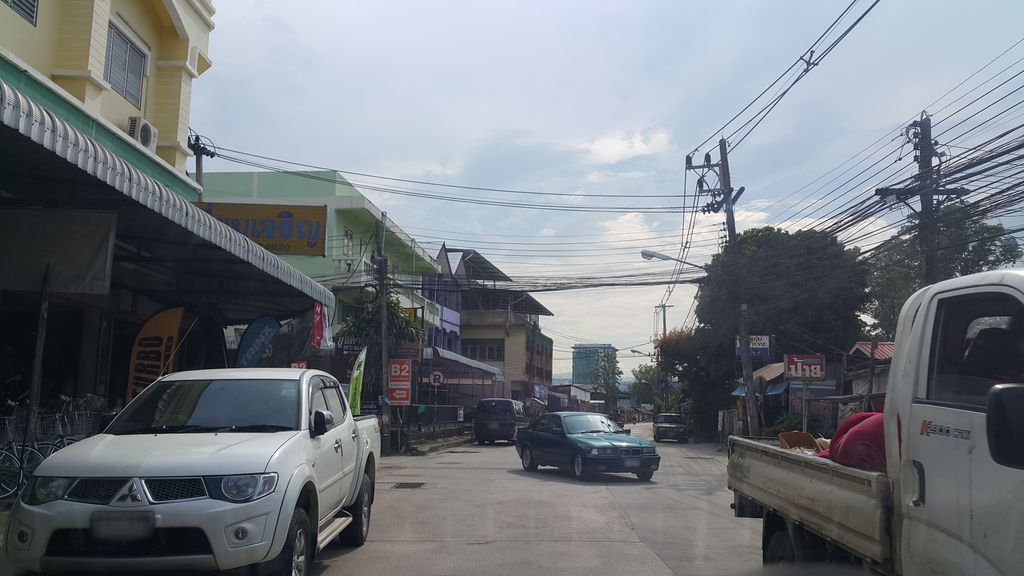 ภาพถนนตรงที่ ชามเขียวคว่ำเช้า ชามขาวคว่ำค่ำ ตั้งอยู่ ถ่ายโดย jrcarlsen พ.ศ. 2560 (2017) · A street-level view of where ชามเขียวคว่ำเช้า ชามขาวคว่ำค่ำ · Cham Khiao Khwam Chao Cham Khao Khwam Kham stands, by jrcarlsen in 2560 (2017)