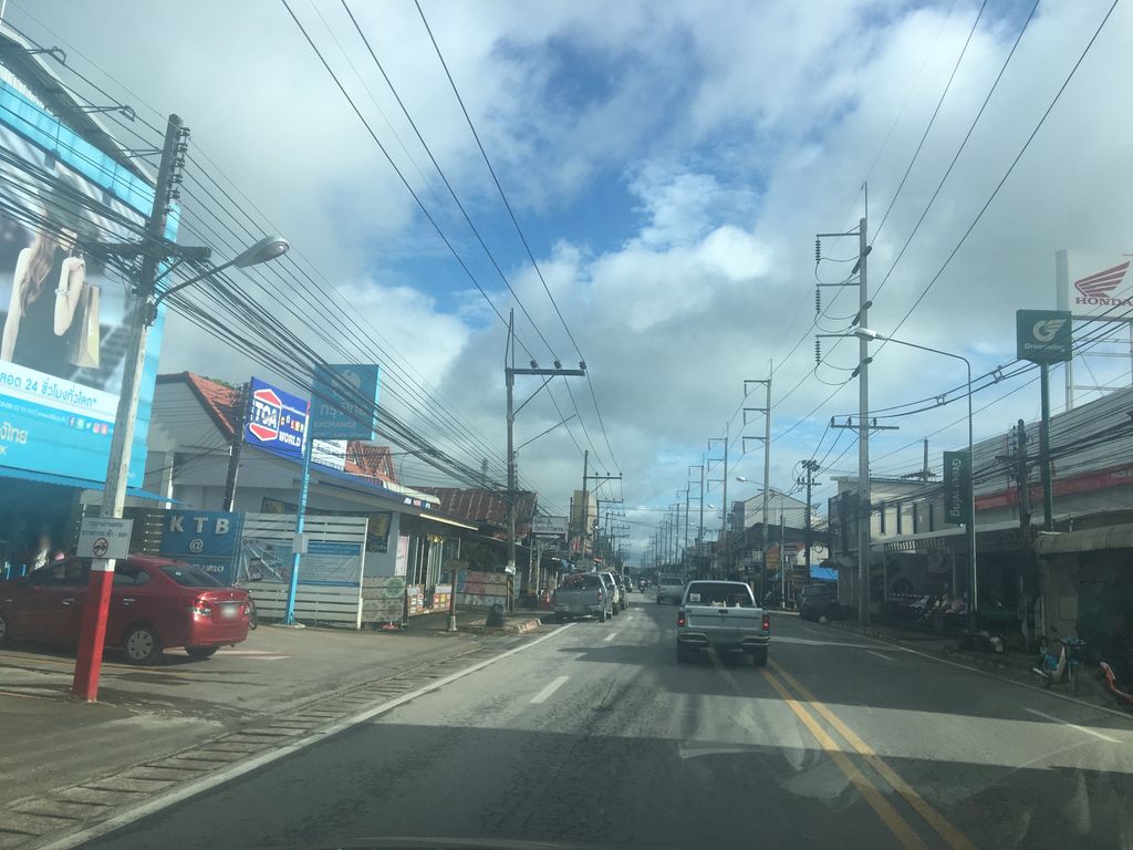 ภาพถนนตรงที่ Cha-Payom สาขาเวียงป่าเป้า ตั้งอยู่ ถ่ายโดย wapriz พ.ศ. 2561 (2018) · A street-level view of where Cha-Payom สาขาเวียงป่าเป้า stands, by wapriz in 2561 (2018)