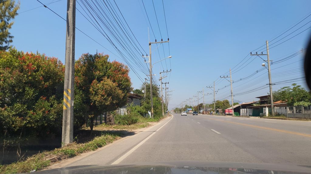 ภาพถนนตรงที่ คาลเท็กซ์ สาขาอเมริกัน แทรกเตอร์ ตั้งอยู่ ถ่ายโดย jrcarlsen พ.ศ. 2565 (2022) · A street-level view of where คาลเท็กซ์ สาขาอเมริกัน แทรกเตอร์ · Caltex Sakha Amerikan Saektoe stands, by jrcarlsen in 2565 (2022)