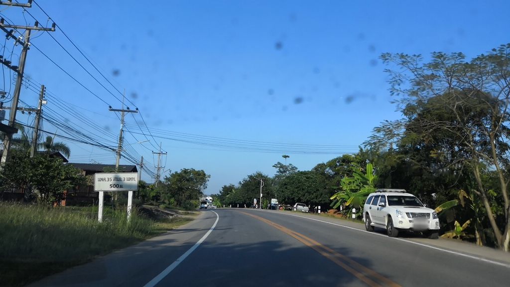 ภาพถนนตรงที่ คริสตจักรแสงประทีปเวียงเชียงรุ้ง ตั้งอยู่ ถ่ายโดย charlesano พ.ศ. 2561 (2018) · A street-level view of where คริสตจักรแสงประทีปเวียงเชียงรุ้ง · Saeng Prathip Wiang Chiang Rung Church stands, by charlesano in 2561 (2018)