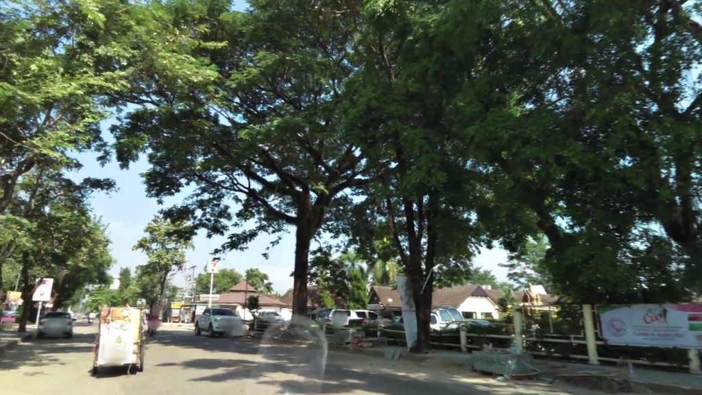 ภาพถนนตรงที่ 168 Slow Bar ตั้งอยู่ ถ่ายโดย toffy พ.ศ. 2561 (2018) · A street-level view of where 168 Slow Bar stands, by toffy in 2561 (2018)