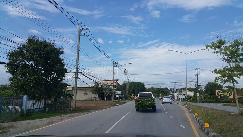 ภาพถนนตรงที่ โรงเรียนสอนดนตรี แฮปปี้มิวสิค เชียงราย ตั้งอยู่ ถ่ายโดย jrcarlsen พ.ศ. 2560 (2017) · A street-level view of where โรงเรียนสอนดนตรี แฮปปี้มิวสิค เชียงราย · Sondontri Happy Music Chiang Rai School stands, by jrcarlsen in 2560 (2017)
