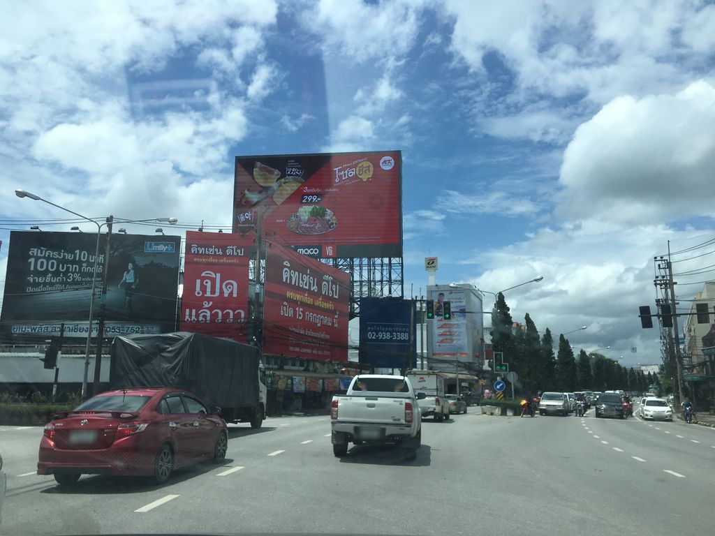 ภาพถนนตรงที่ ล้าน เตี๋ยวโครงไก่ ตั้งอยู่ ถ่ายโดย wapriz พ.ศ. 2561 (2018) · A street-level view of where ล้าน เตี๋ยวโครงไก่ · Lan Tiao Khrong Kai stands, by wapriz in 2561 (2018)