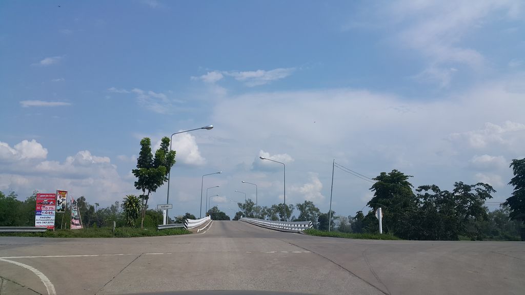 ภาพถนนตรงที่ ระเบียงไม้มินิมาร์ท ตั้งอยู่ ถ่ายโดย jrcarlsen พ.ศ. 2560 (2017) · A street-level view of where ระเบียงไม้มินิมาร์ท · Rabiangmai Mini Mart stands, by jrcarlsen in 2560 (2017)