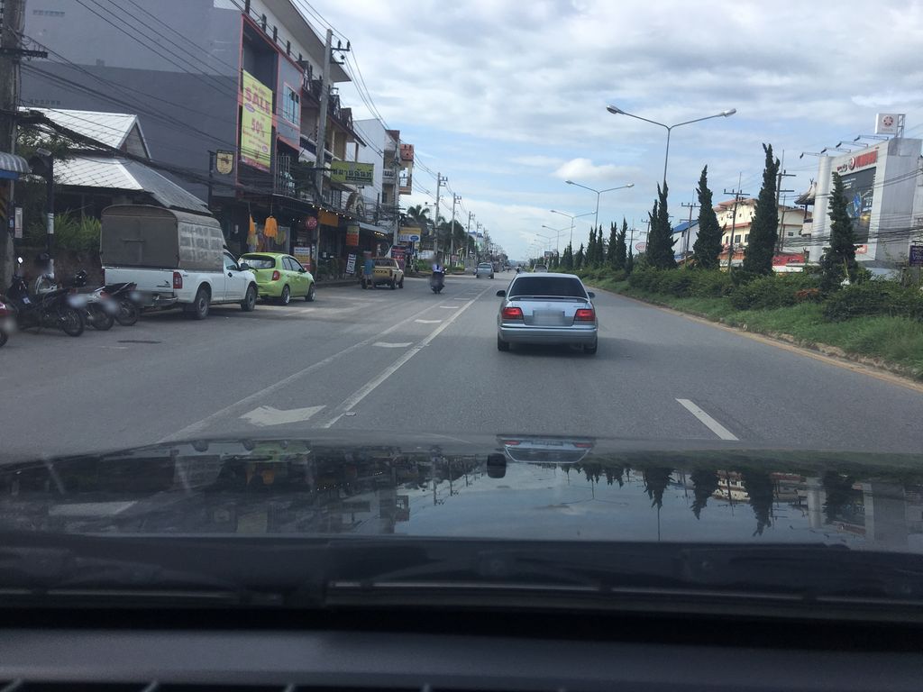 ภาพถนนตรงที่ พิ้งซาลอนเน่ บ้านดู่ ตั้งอยู่ ถ่ายโดย wapriz พ.ศ. 2561 (2018) · A street-level view of where พิ้งซาลอนเน่ บ้านดู่ · Phingsanonne Ban Du stands, by wapriz in 2561 (2018)