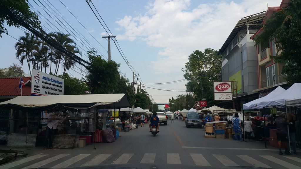 ภาพถนนตรงที่ อัญชัน by Chivit Chiva ตั้งอยู่ ถ่ายโดย jrcarlsen พ.ศ. 2560 (2017) · A street-level view of where อัญชัน by Chivit Chiva stands, by jrcarlsen in 2560 (2017)