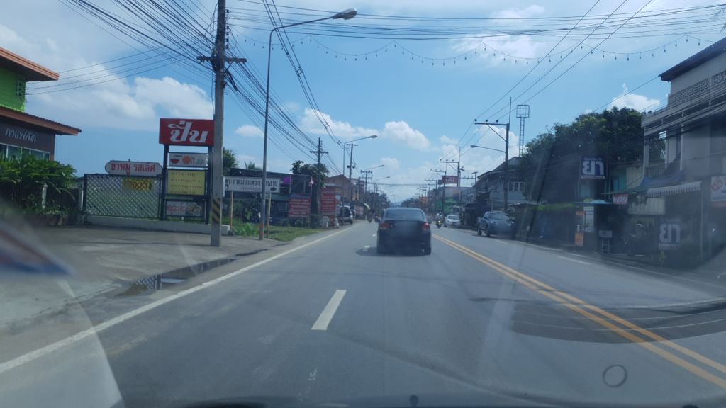 ภาพถนนตรงที่ Hao Hug Maekhachan Hotel ตั้งอยู่ ถ่ายโดย silamanee พ.ศ. 2561 (2018) · A street-level view of where Hao Hug Maekhachan Hotel stands, by silamanee in 2561 (2018)