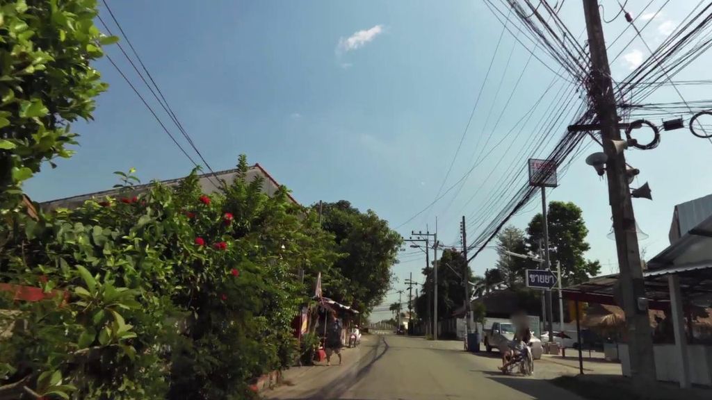 ภาพถนนตรงที่ เฮือนไทลื้อ คาเฟ่ ตั้งอยู่ ถ่ายโดย toffy พ.ศ. 2561 (2018) · A street-level view of where เฮือนไทลื้อ คาเฟ่ · Hueanthailue Café stands, by toffy in 2561 (2018)
