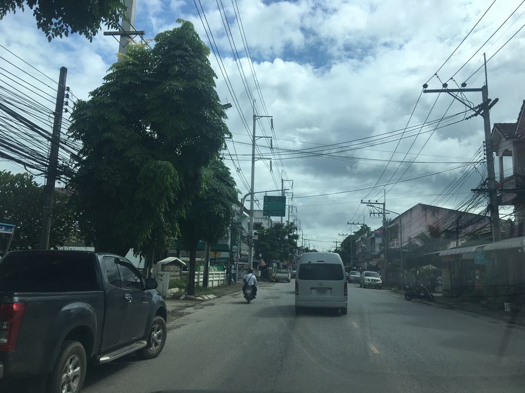 ภาพถนนตรงที่ ก๋วยเตี๋ยวลุงตู่ ตั้งอยู่ ถ่ายโดย wapriz พ.ศ. 2561 (2018) · A street-level view of where ก๋วยเตี๋ยวลุงตู่ · Kuaitiao Lung Tu stands, by wapriz in 2561 (2018)