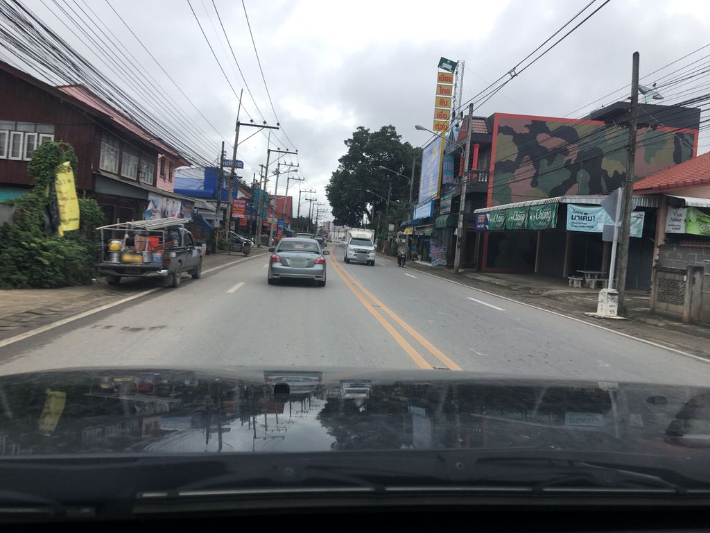 ภาพถนนตรงที่ Chang coffee ตั้งอยู่ ถ่ายโดย wapriz พ.ศ. 2561 (2018) · A street-level view of where Chang coffee stands, by wapriz in 2561 (2018)
