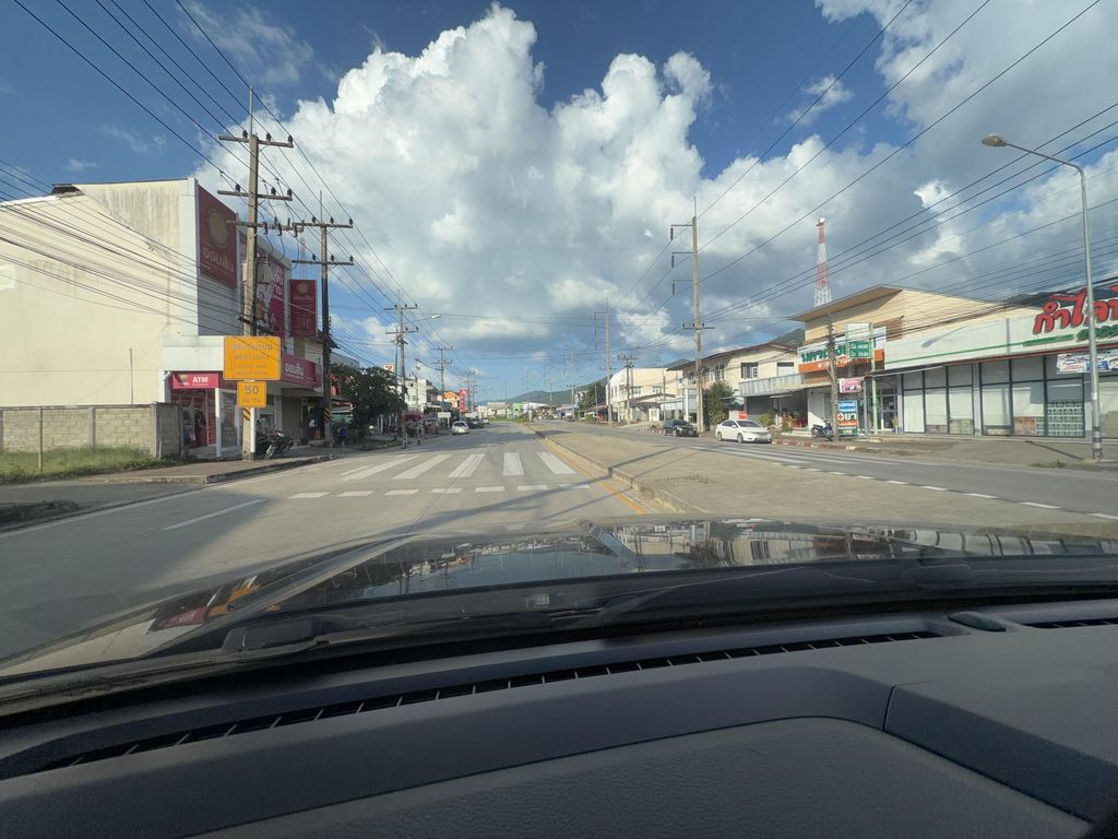 ภาพถนนตรงที่ Sonta Cafe ตั้งอยู่ ถ่ายโดย Peeramod พ.ศ. 2569 (2026) · A street-level view of where Sonta Cafe stands, by Peeramod in 2569 (2026)
