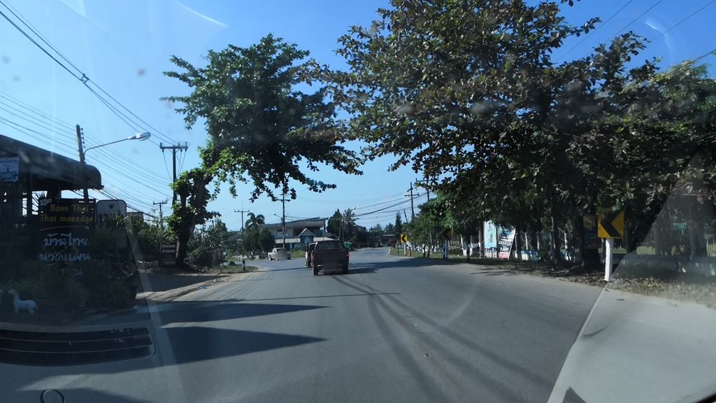 ภาพถนนตรงที่ เวียงชัยแบตเตอรี่ ตั้งอยู่ ถ่ายโดย charlesano พ.ศ. 2561 (2018) · A street-level view of where เวียงชัยแบตเตอรี่ · Wiang Chai Battery stands, by charlesano in 2561 (2018)