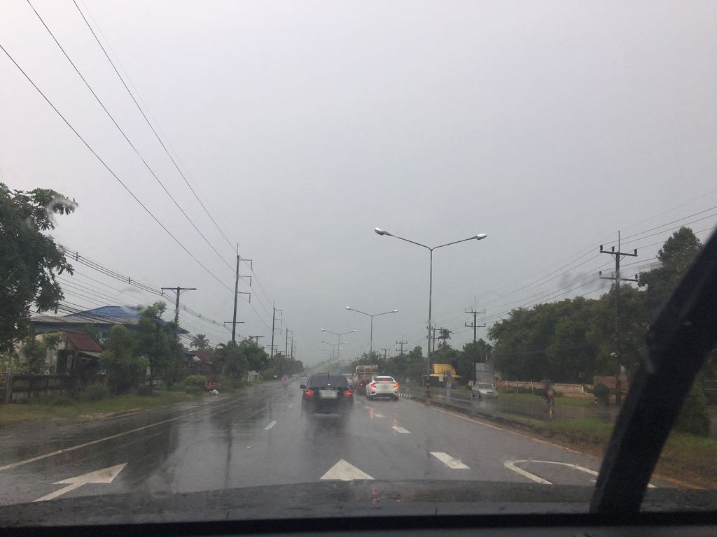 ภาพถนนตรงที่ เพิ่มพรข้าวสาร ตั้งอยู่ ถ่ายโดย wapriz พ.ศ. 2561 (2018) · A street-level view of where เพิ่มพรข้าวสาร · Phoem Phon Khaosan stands, by wapriz in 2561 (2018)