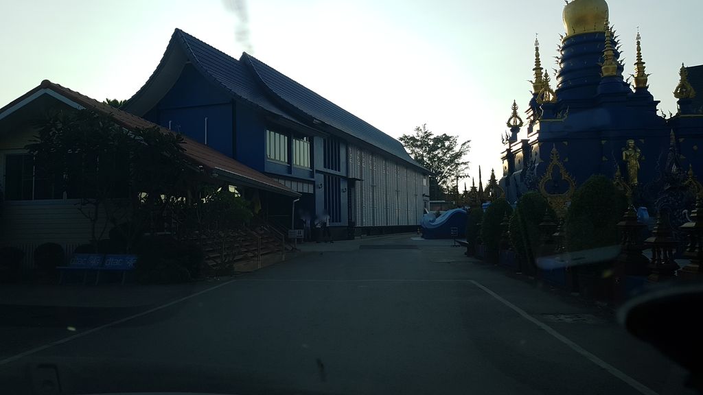 ภาพถนนตรงที่ Wat Rong Seur Ten (Blue Temple) ตั้งอยู่ ถ่ายโดย igorzo พ.ศ. 2562 (2019) · A street-level view of where Wat Rong Seur Ten (Blue Temple) stands, by igorzo in 2562 (2019)