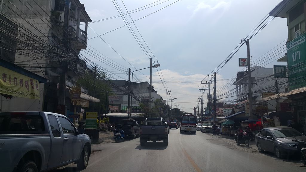ภาพถนนตรงที่ ห้างทองอุ่ยอุทัย ตั้งอยู่ ถ่ายโดย jrcarlsen พ.ศ. 2560 (2017) · A street-level view of where ห้างทองอุ่ยอุทัย · Hangthong Uiuthai stands, by jrcarlsen in 2560 (2017)