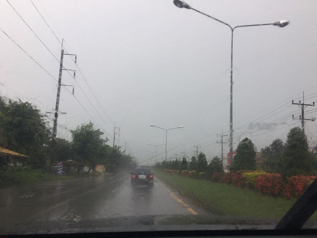 ภาพถนนตรงที่ โรงกลึงช่างบอย ตั้งอยู่ ถ่ายโดย wapriz พ.ศ. 2561 (2018) · A street-level view of where โรงกลึงช่างบอย · Rongklueng Changboi stands, by wapriz in 2561 (2018)