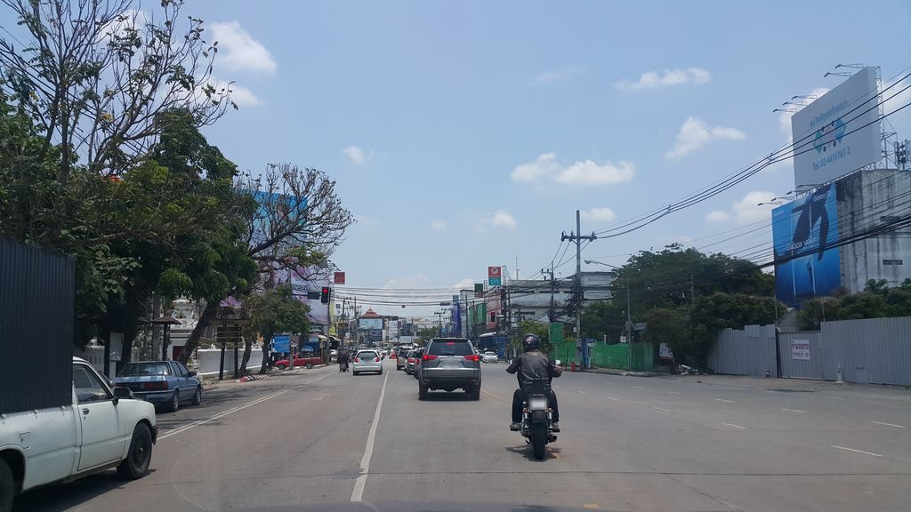 ภาพถนนตรงที่ ศาลเจ้าจีน มูลนิธิสาธารณประโยชน์เชียงราย ตั้งอยู่ ถ่ายโดย jrcarlsen พ.ศ. 2560 (2017) · A street-level view of where ศาลเจ้าจีน มูลนิธิสาธารณประโยชน์เชียงราย · Chin Munnithi Sathannaprayot Chiang Rai Shrine stands, by jrcarlsen in 2560 (2017)