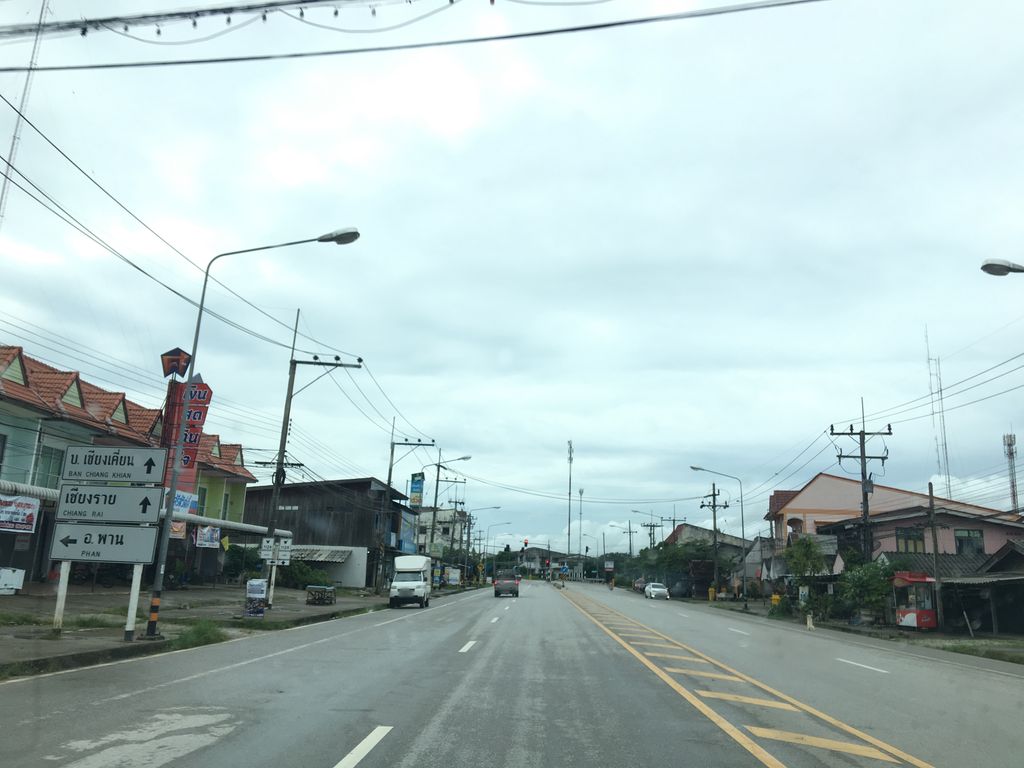 ภาพถนนตรงที่ ส้มตำถาด ไก่อบโอ่ง ตั้งอยู่ ถ่ายโดย wapriz พ.ศ. 2561 (2018) · A street-level view of where ส้มตำถาด ไก่อบโอ่ง · Som Tam That Kaiopong stands, by wapriz in 2561 (2018)