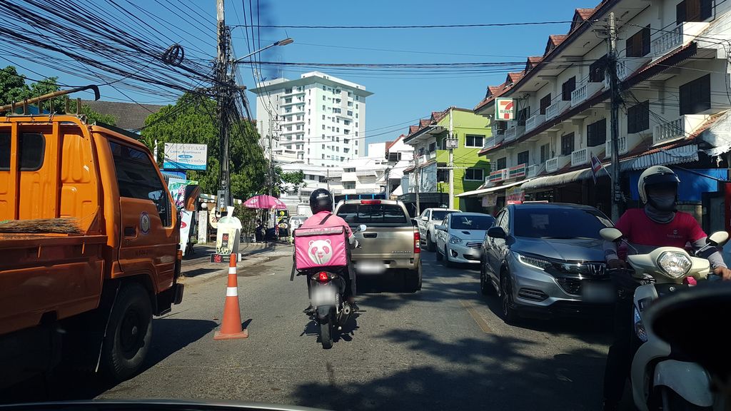 ภาพถนนตรงที่ โบว์ผ้าม่าน ตั้งอยู่ ถ่ายโดย igorzo พ.ศ. 2562 (2019) · A street-level view of where โบว์ผ้าม่าน · Bophaman stands, by igorzo in 2562 (2019)