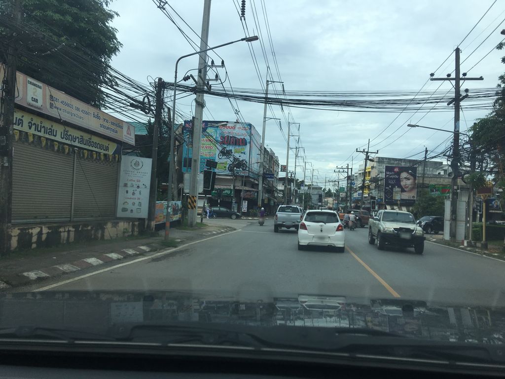 ภาพถนนตรงที่ สำนักงาน Aia (เด่นห้า) คุณ คนาธิศม์ สุพรรณสิงห์ ตั้งอยู่ ถ่ายโดย wapriz พ.ศ. 2561 (2018) · A street-level view of where สำนักงาน Aia (เด่นห้า) คุณ คนาธิศม์ สุพรรณสิงห์ stands, by wapriz in 2561 (2018)