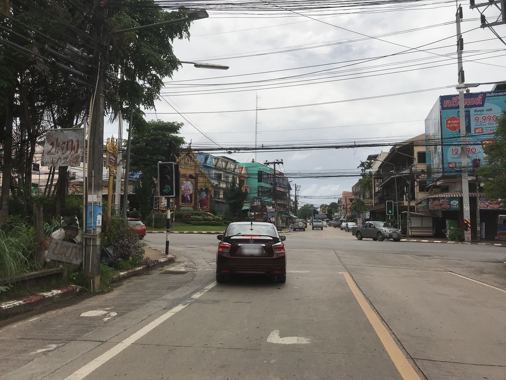 ภาพถนนตรงที่ ไร่กาแฟอาลีวู๊ด ตั้งอยู่ ถ่ายโดย kiw พ.ศ. 2561 (2018) · A street-level view of where ไร่กาแฟอาลีวู๊ด · Raikafae Ali Wut stands, by kiw in 2561 (2018)