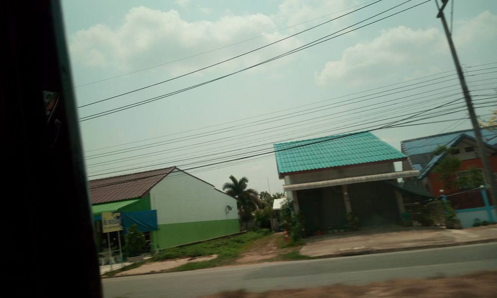 ภาพถนนตรงที่ ร้านน้ำเหนือโฆษณา ตั้งอยู่ ถ่ายโดย ozflor พ.ศ. 2562 (2019) · A street-level view of where ร้านน้ำเหนือโฆษณา · Ran Nam Nuea Khotna stands, by ozflor in 2562 (2019)