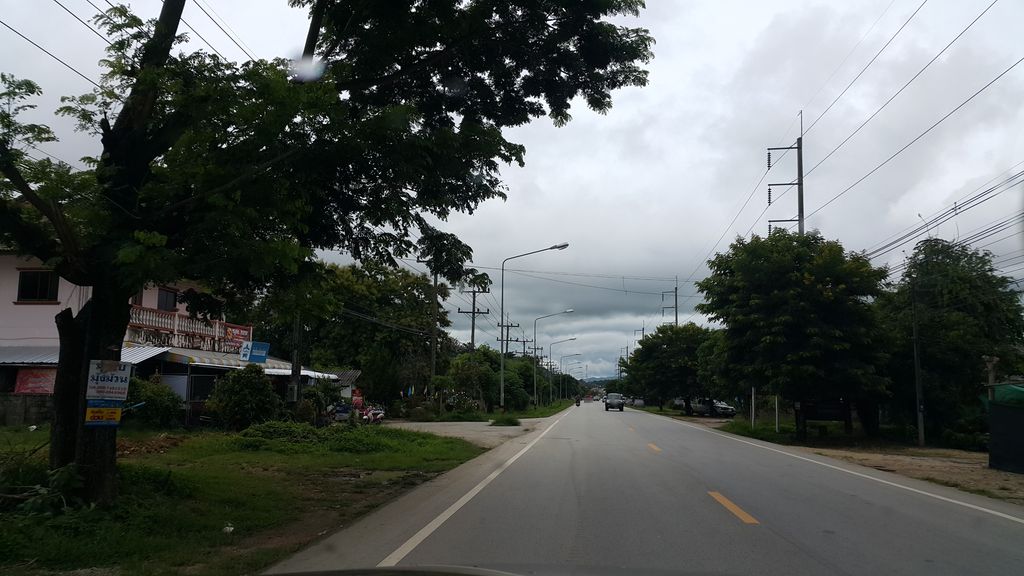 ภาพถนนตรงที่ Wattanawan Hotel ตั้งอยู่ ถ่ายโดย jrcarlsen พ.ศ. 2559 (2016) · A street-level view of where Wattanawan Hotel stands, by jrcarlsen in 2559 (2016)