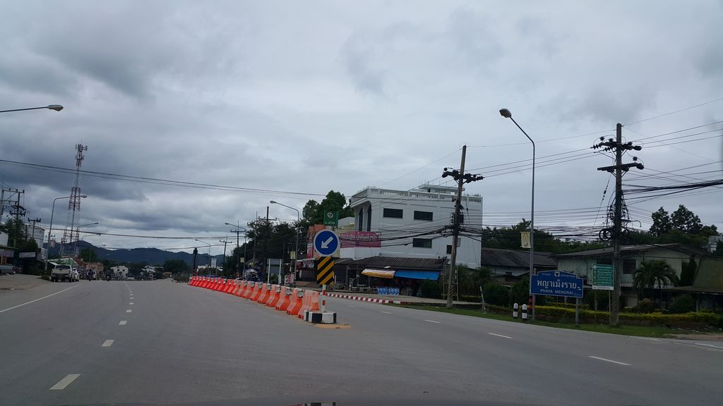 ภาพถนนตรงที่ ร้านจาจาโฟโต้ ตั้งอยู่ ถ่ายโดย jrcarlsen พ.ศ. 2559 (2016) · A street-level view of where ร้านจาจาโฟโต้ · Ran Cha Cha Photo stands, by jrcarlsen in 2559 (2016)