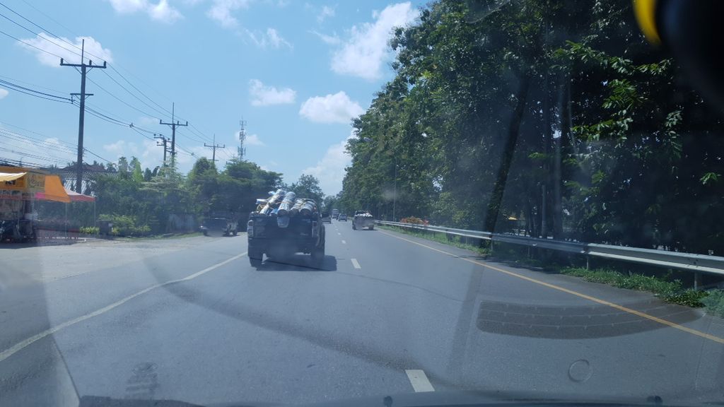 ภาพถนนตรงที่ บ้านสวน ทฤษฎี ผักสด ตั้งอยู่ ถ่ายโดย silamanee พ.ศ. 2561 (2018) · A street-level view of where บ้านสวน ทฤษฎี ผักสด · Ban Suan Tharisadi Phaksot stands, by silamanee in 2561 (2018)