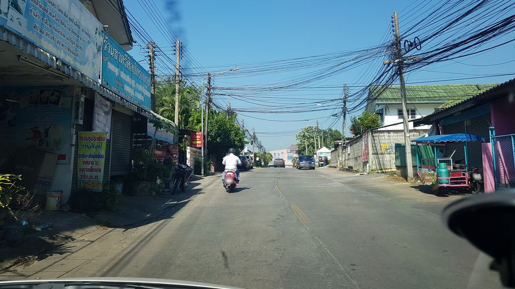 ภาพถนนตรงที่ ร้านส้มตำกรุงเทพ ตั้งอยู่ ถ่ายโดย igorzo พ.ศ. 2562 (2019) · A street-level view of where ร้านส้มตำกรุงเทพ · Ran Som Tam Krung Thep stands, by igorzo in 2562 (2019)
