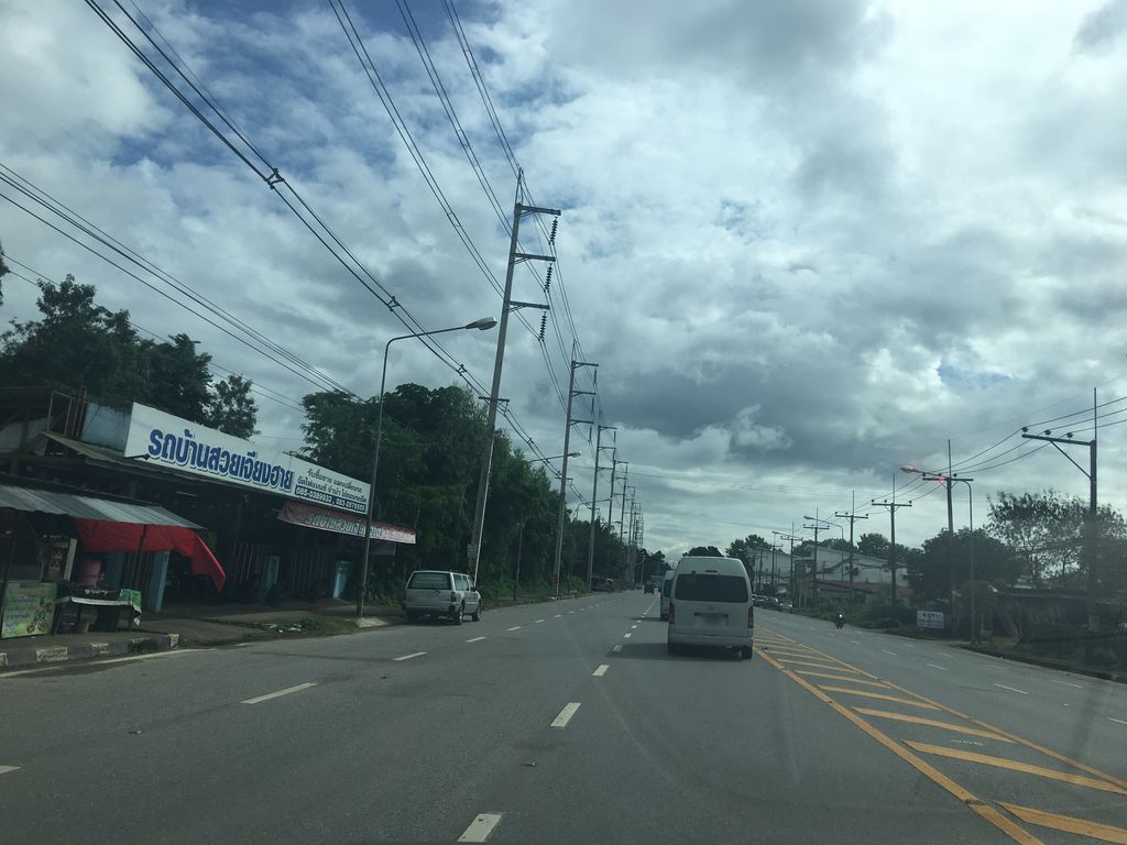 ภาพถนนตรงที่ ร้านตัดผมชาย ลุงทอม ตั้งอยู่ ถ่ายโดย wapriz พ.ศ. 2561 (2018) · A street-level view of where ร้านตัดผมชาย ลุงทอม · Chai Lungthom Barber stands, by wapriz in 2561 (2018)