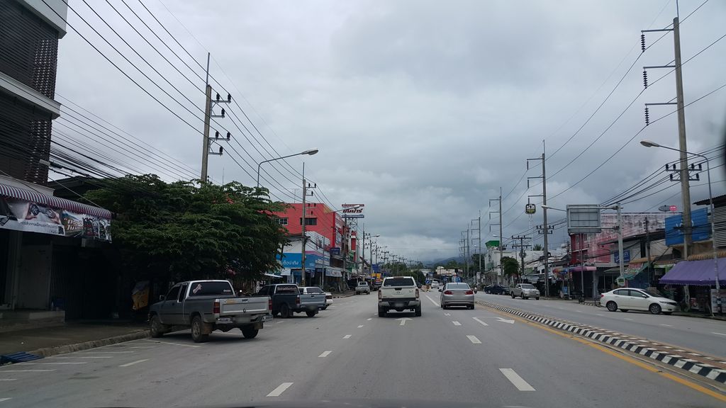 ภาพถนนตรงที่ เมืองเทิงอาหารสัตว์ ตั้งอยู่ ถ่ายโดย jrcarlsen พ.ศ. 2559 (2016) · A street-level view of where เมืองเทิงอาหารสัตว์ · Mueang Thoeng Ahansat stands, by jrcarlsen in 2559 (2016)
