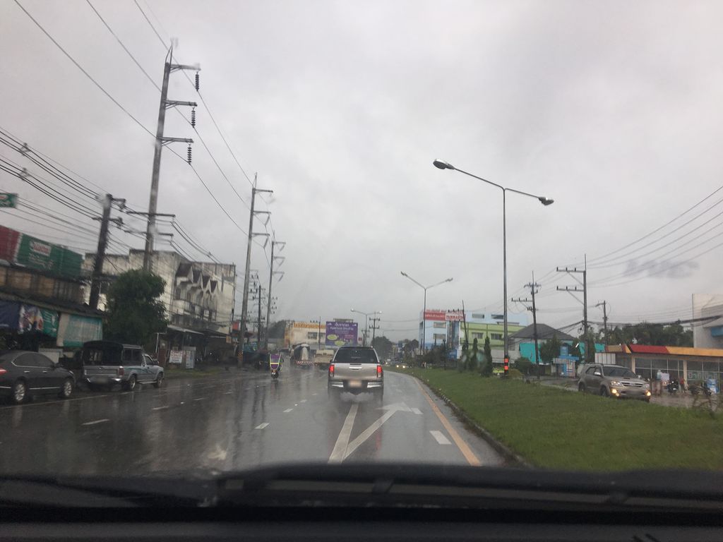ภาพถนนตรงที่ คลังยาฟาร์มฮัก ตั้งอยู่ ถ่ายโดย wapriz พ.ศ. 2561 (2018) · A street-level view of where คลังยาฟาร์มฮัก · Khlangya Farm Hak stands, by wapriz in 2561 (2018)