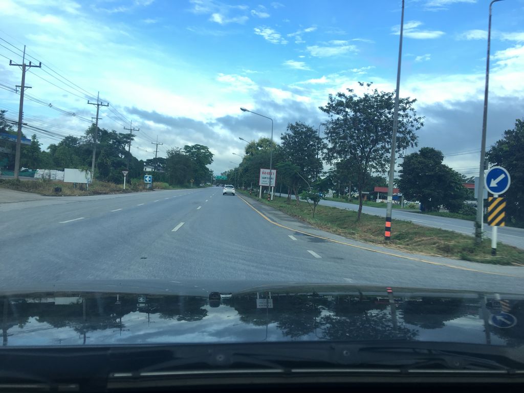 ภาพถนนตรงที่ 520 ตั้งอยู่ ถ่ายโดย wapriz พ.ศ. 2561 (2018) · A street-level view of where 520 stands, by wapriz in 2561 (2018)
