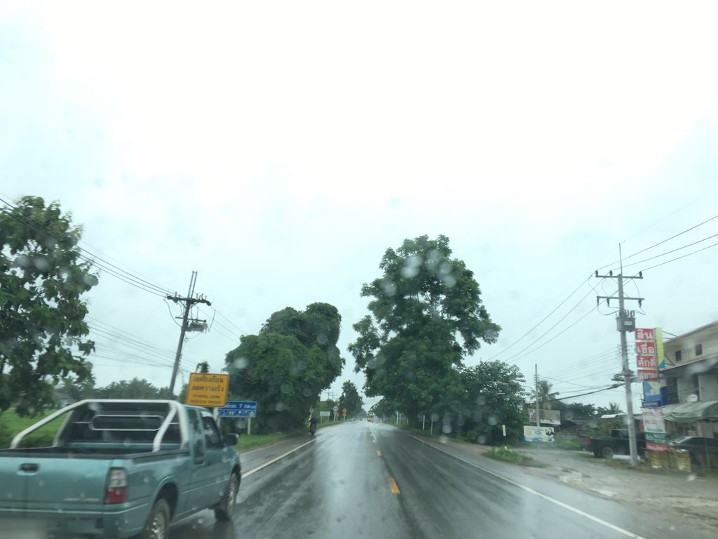 ภาพถนนตรงที่ บ้านร่องธาร ตั้งอยู่ ถ่ายโดย wapriz พ.ศ. 2561 (2018) · A street-level view of where บ้านร่องธาร · Ban Rong Than stands, by wapriz in 2561 (2018)